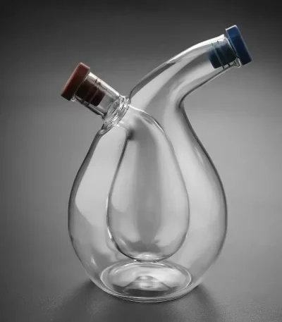 Balancier en verre de laboratoire avec deux cols inclinés, idéal pour expériences scientifiques ou décoration.