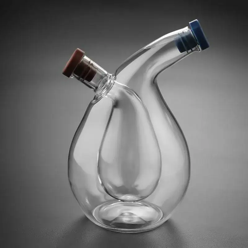 bouteille-huile-et-vinaigre-originale-1 Balancier en verre de laboratoire avec deux cols inclinés, idéal pour expériences scientifiques ou décoration.