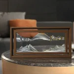 Panneau en verre décoratif représentant un paysage de montagnes, encadré en bois, idéal pour une décoration intérieure élégante et moderne.