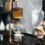 Dispositif de distillation de laboratoire avec liquide en ébullition, utilisé pour la séparation de substances chimiques.