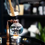 Bocal à café siphon en verre avec système en cuivre, parfait pour une décoration de style scientifique ou pour préparer un café siphon à la maison.