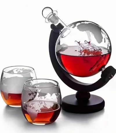 Bouteille de laboratoire en verre contenant un liquide rouge, utilisée comme décoration scientifique ou objet de collection.
