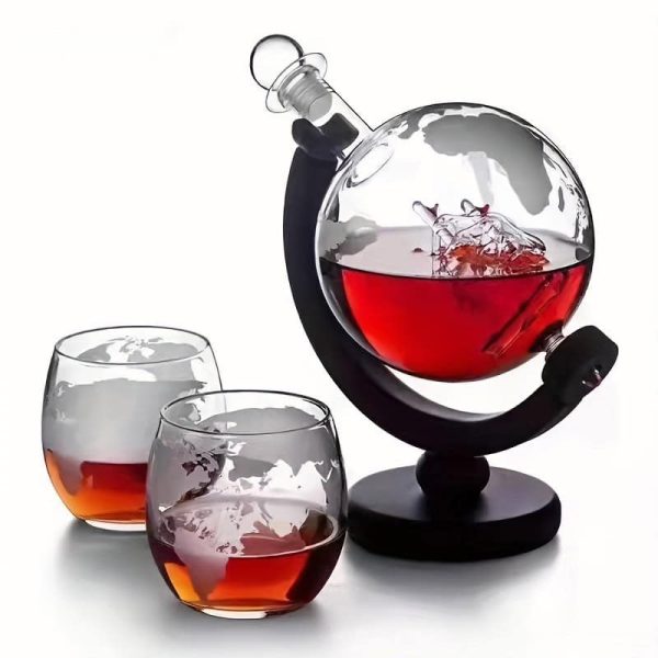 Bouteille de laboratoire en verre contenant un liquide rouge, utilisée comme décoration scientifique ou objet de collection.