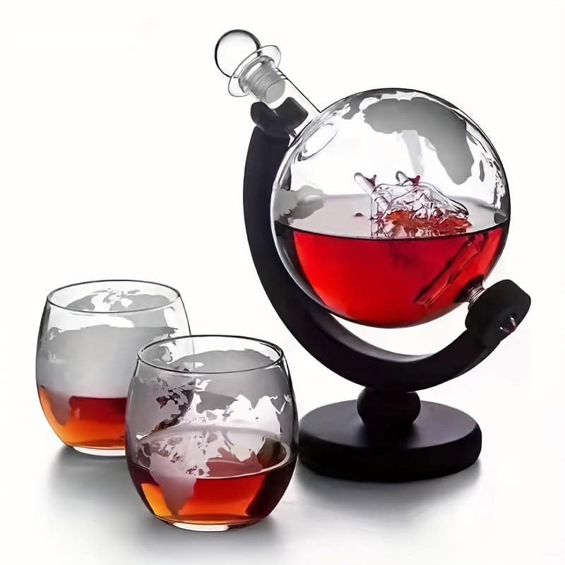 carafe-whisky-globe-terrestre-avec-2-verres-1 Bouteille de laboratoire en verre contenant un liquide rouge, utilisée comme décoration scientifique ou objet de collection.