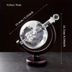 Pendentif en verre avec globe terrestre à l'intérieur, support en bois, décoration scientifique élégante.