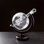 Globe en verre avec télescope miniature à l'intérieur, décor de bureau ou d'étude.