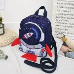 Sac à dos enfant thème spatial, design astronautique avec fusée et étoiles.