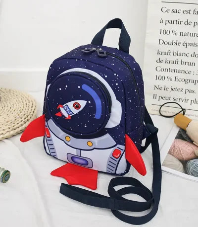 Sac à dos enfant thème spatial, design astronautique avec fusée et étoiles.