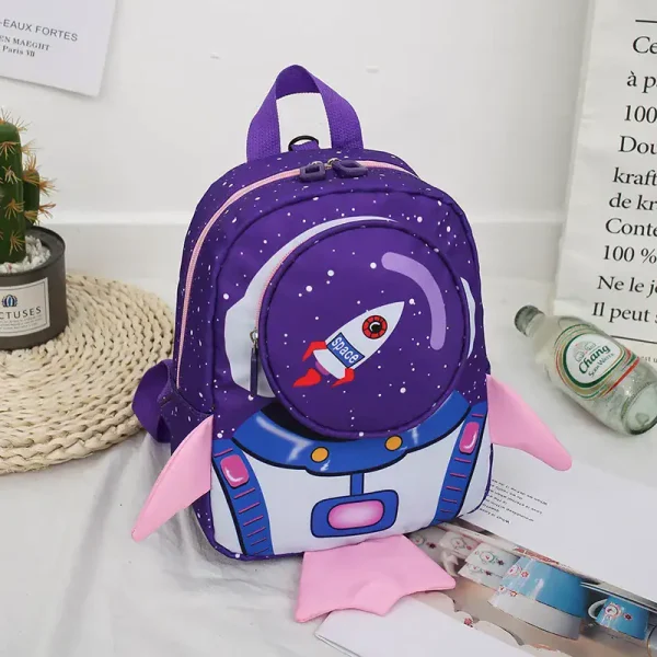 Sac à dos enfant avec motif fusée spatiale, couleurs violette et rose, parfait pour les jeunes passionnés d'espace et d'astronomie.