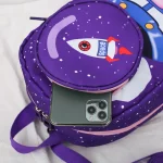 Sac à dos enfant avec motif fusée spatiale et étoiles.