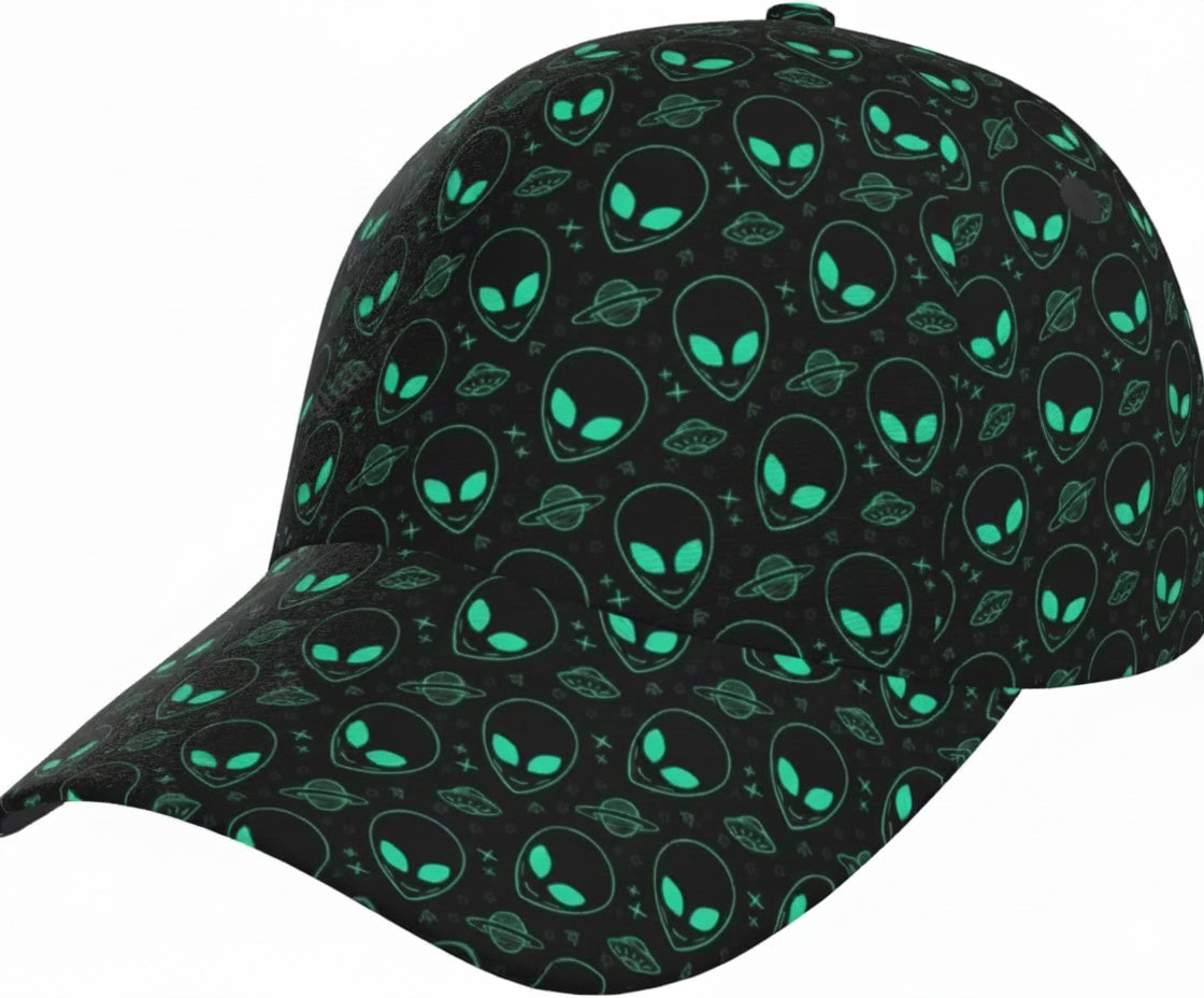 casquette-alien-1 Casquette noire avec motifs d'aliens et planètes luminescents, idéale pour les fans de science-fiction et d'astronomie. Accessoire tendance et original pour un style décalé.