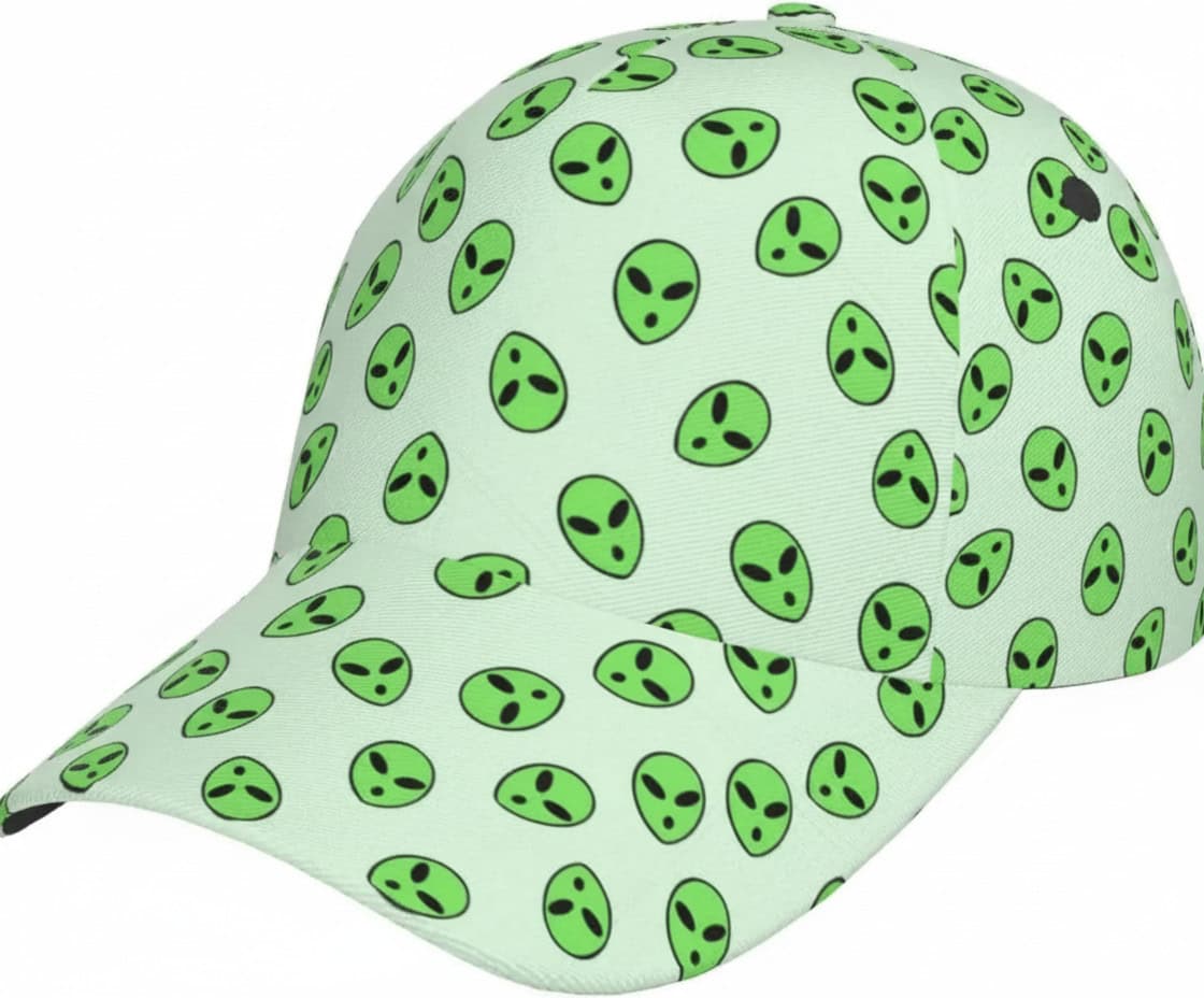 casquette-alien-vert-1 Casquette blanche à motifs d'aliens verts, design original et amusant, idéale pour les amateurs de science-fiction et de style décalé. Parfaite pour un look unique et tendance.