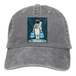 Casquette en coton gris foncé avec broderie d'un astronaute portant deux sacs à dos, style science-fiction, accessoire de mode original et décoratif.