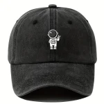 Casquette noire avec logo d'astronaute blanc.