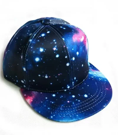Casquette à motif galaxie avec étoiles et nébuleuses, design cosmique pour un style unique.