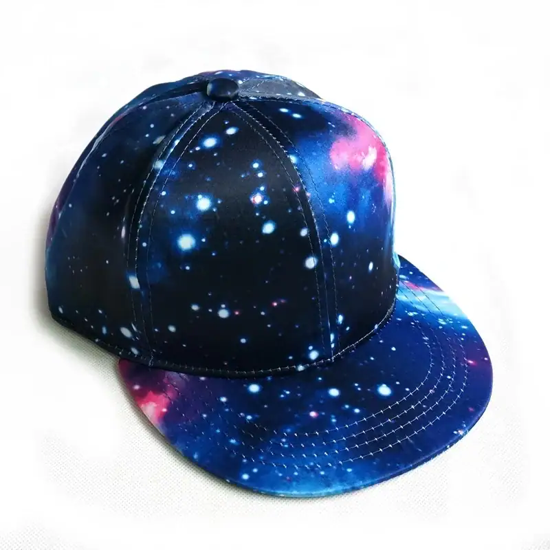 casquette-galaxy-1 Casquette à motif galaxie avec étoiles et nébuleuses, design cosmique pour un style unique.