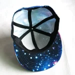 Casquette à motif galaxie avec étoiles, design cosmique pour un style unique.