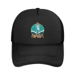 Casquette noire avec logo NASA de fusée, idéale pour les amateurs d'astronomie et de science, apportant une touche de style et de passion pour l'exploration spatiale.
