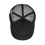 Casquette noire avec compartiment intérieur en maille pour stockage d'objets scientifiques ou personnels, idéale pour les amateurs de science et de gadgets innovants.