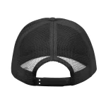 Casquette de baseball en maille noire avec fermeture réglable à l'arrière.