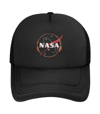 Casquette noire avec logo NASA, idéale pour les amateurs d'astronomie et de science. Parfaite pour un style décontracté ou comme objet de décoration inspiré de l'espace.