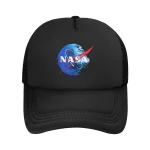 Casquette noire avec logo NASA, idéale pour les amateurs d'espace et de science. Parfaite pour un look décontracté ou comme objet de décoration inspiré de l'exploration spatiale.