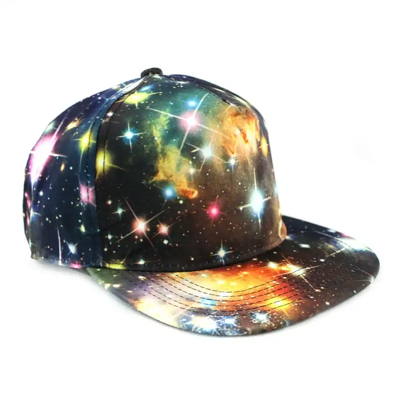 casquette-original-espace-1 Casquette à motif galaxie et étoiles, design cosmique coloré.