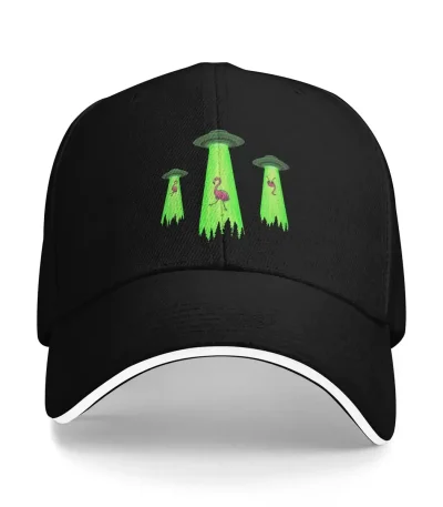 Chapeau de baseball noir avec broderies fluorescentes de soucoupes volantes et d'aliens verts, parfait pour les amateurs de science-fiction et de décoration originale.