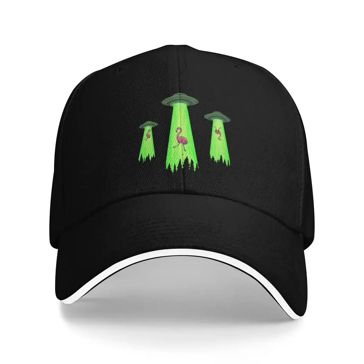casquette-ovni-1 Chapeau de baseball noir avec broderies fluorescentes de soucoupes volantes et d'aliens verts, parfait pour les amateurs de science-fiction et de décoration originale.