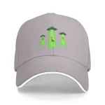 Casquette grise avec broderie d'OVNI et petits extraterrestres verts, idéale pour les amateurs de science-fiction et d'objets insolites.