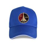 Casquette soviétique avec logo de la NASA et symbole du PCC.