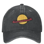 Casquette noire vintage avec logo de planète et anneau, style décontracté, parfait pour les amateurs d'astronomie et de mode.