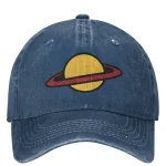 Casquette en denim avec logo de planète à anneaux, style décontracté et tendance.