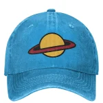 Casquette en velours bleu avec logo de planète à anneaux.