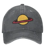 Casquette grise vintage avec logo d'une planète à anneaux jaunes et rouges, style scientifique et décontracté.