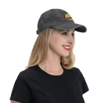 Casquette grise avec motif planétaire, style décontracté, portée par une femme souriante, idéale pour les amateurs de science et d'astronomie.