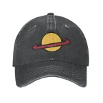 Casquette noire vintage avec logo de planète et anneaux rouges et jaunes.