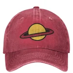 Casquette rouge en velours avec logo de planète Saturne en jaune et noir, style décontracté et tendance.
