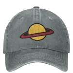 Casquette grise en coton avec logo d'une planète à anneaux, style vintage, parfait pour les amateurs d'astronomie et de science.