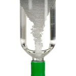 Poudre blanche en suspension dans un tube à essai en verre avec bouchon vert, illustrant une expérience scientifique ou une décoration inspirée de la science.