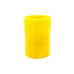 Balayette de bureau en plastique jaune pour accessoires de bureau ou décoration scientifique.