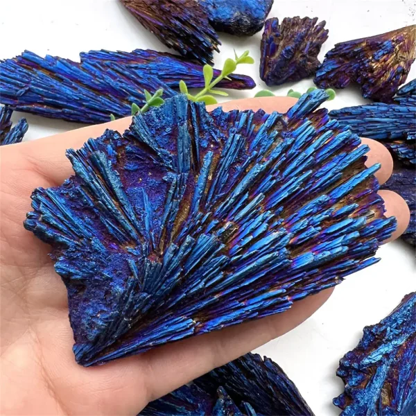 Pierre d'azur brute, pierre précieuse bleue, idéale pour la décoration ou la collection.