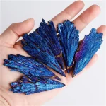 Lazurite naturelle en cristaux bleus vibrants, parfaits pour la décoration scientifique ou comme objet de collection.