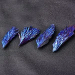 Quatre cristaux d'azurite aux couleurs vibrantes, présentant une structure cristalline complexe et éclatante, parfaits pour la décoration scientifique ou collection.