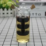 Vase en verre transparent avec spirale noire à l'intérieur, contenant un liquide jaune clair, décoratif et scientifique, avec bouchons en liège sur le haut.