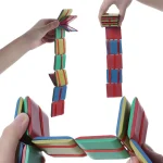 Jeu de blocs colorés empilés et suspendus, illustrant un puzzle éducatif pour stimuler la motricité et la coordination chez les enfants.