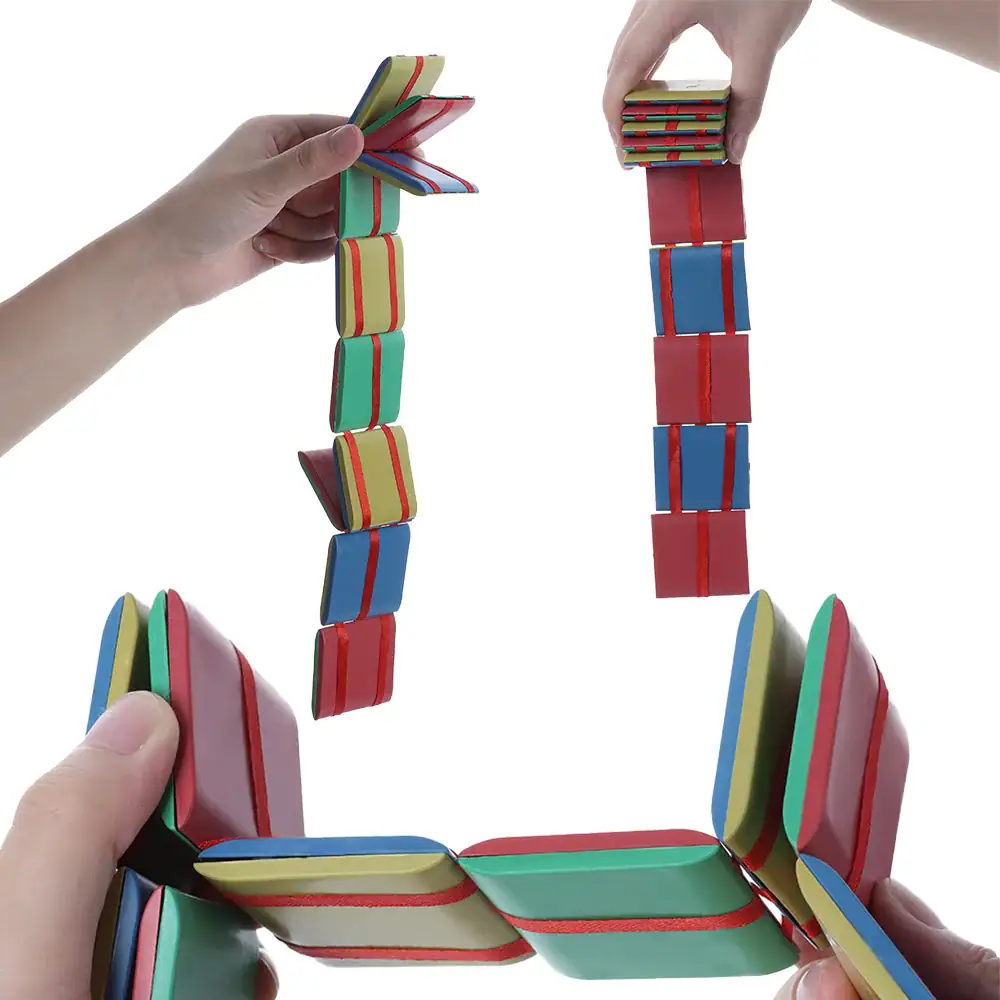 echelle-de-jacob-jeu-1 Jeu de blocs colorés empilés et suspendus, illustrant un puzzle éducatif pour stimuler la motricité et la coordination chez les enfants.