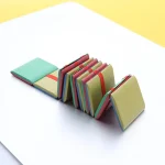 Porte-clés original en forme de livre scientifique avec pages colorées, parfait pour les amateurs de science et de décoration. Accessoire unique pour sacs ou clés, alliant design ludique et thématique.