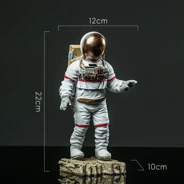 Figurine d'astronaute miniature avec casque doré, mesurant 22 cm de haut, 12 cm de large et 10 cm de profondeur, posée sur une base rocheuse, idéale pour décoration scientifique.