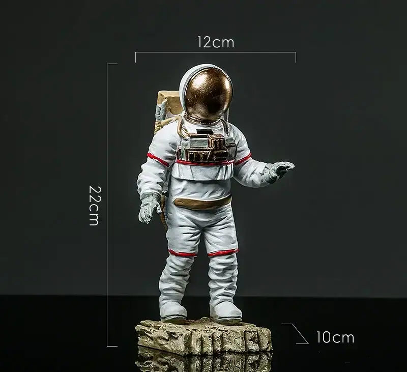 figurine-astronaute-des-annees-60-1 Figurine d'astronaute miniature avec casque doré, mesurant 22 cm de haut, 12 cm de large et 10 cm de profondeur, posée sur une base rocheuse, idéale pour décoration scientifique.